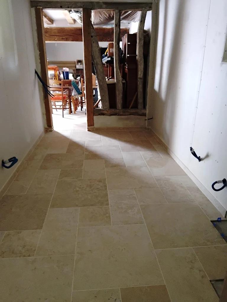 Carrelage en pierre dans une pièce à vivre