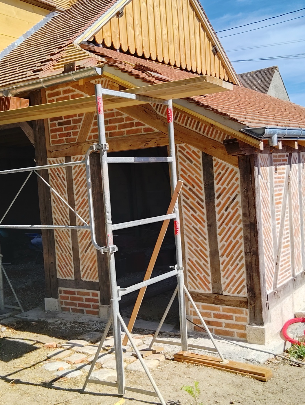 Chantier après travaux, colombage brique et couverture refaite