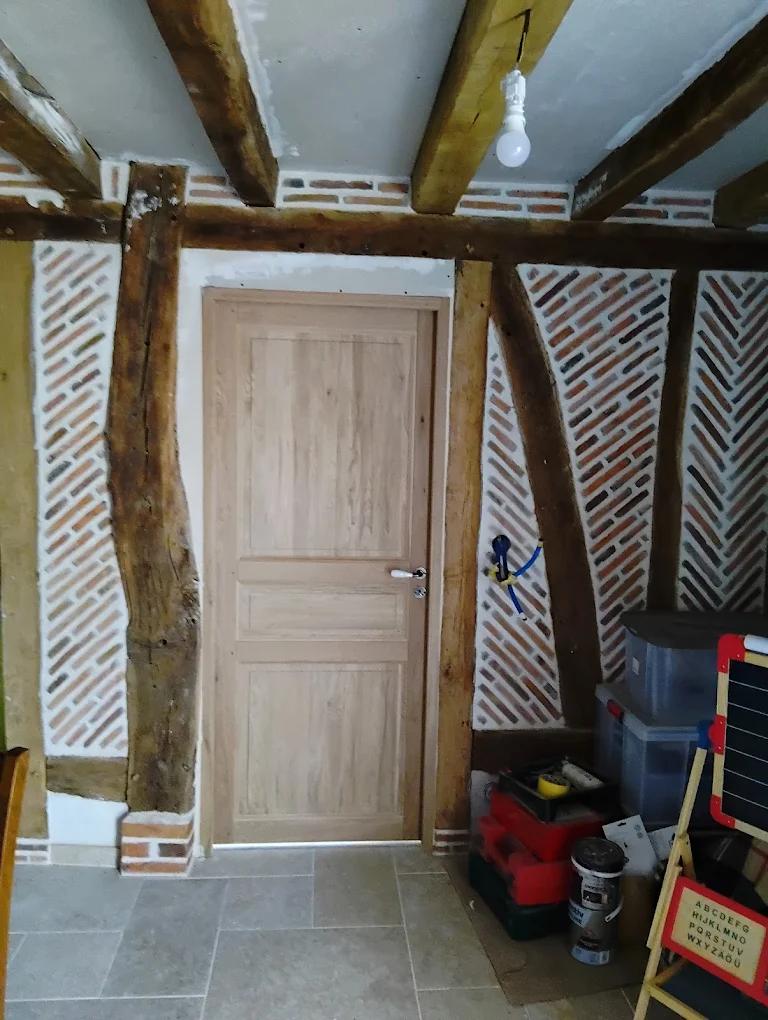 Colombage rénové et pose d'une porte en bois