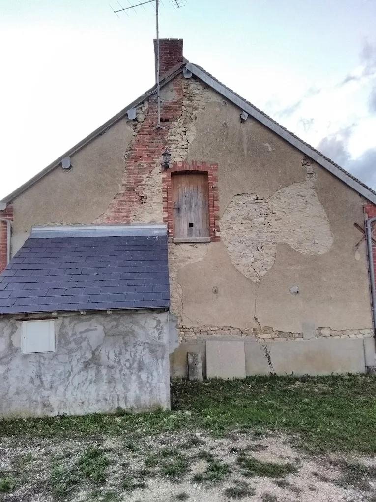 Pignon avant travaux, enduit dégradé